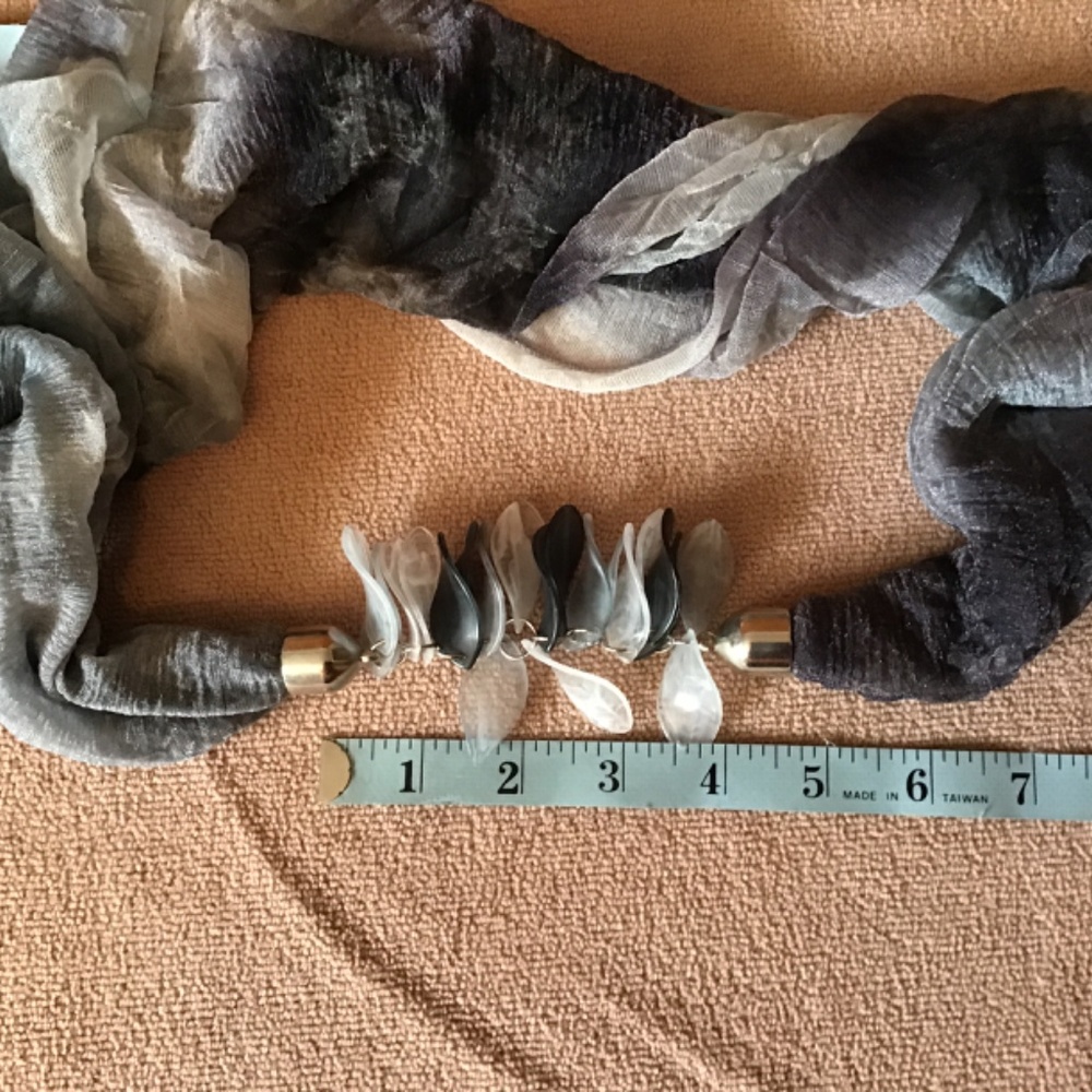 Infinity scarf with shell details - Picture 6 of 6